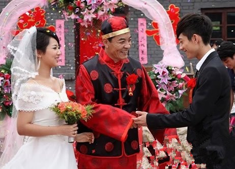 张一山儿子首亮相撞脸夏雨袁泉躺枪 老爸回家