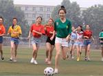 河南农业大学女生穿世界杯球衣拍毕业照(组图)
