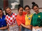 河南农业大学女生穿世界杯球衣拍毕业照(组图)