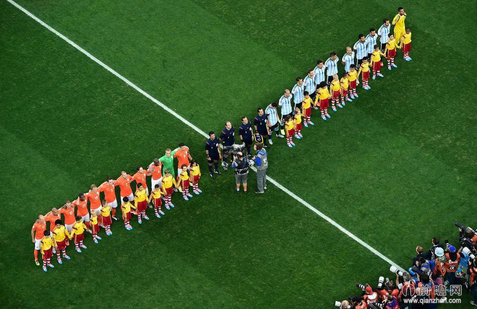 荷兰vs阿根廷中国球童亮相世界杯半决赛 王一帆牵手阿根廷巨星入场