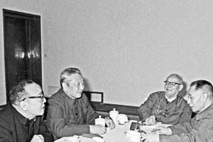 习仲勋为啥甘为邓小平顶雷 