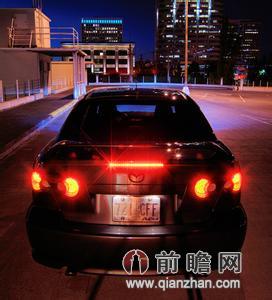 卡宴追尾大货车太吓人 编辑教你高速上如何安全行车