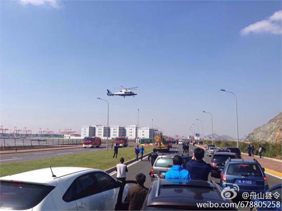 上海东海大桥大巴侧翻已致6死20余伤 飞机现场救援