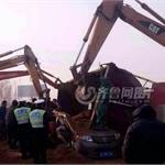 蓬莱车祸面包车被压扁 如何躲避大货车保安全？