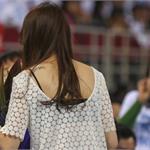 <em>孙悦</em>妻子陈露性感亮相北京男篮夺冠庆典 玉背半露秀纹身