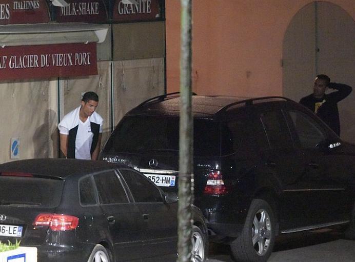 C罗当街小便被抓个正着遭保安训斥 狗仔队拍下全过程