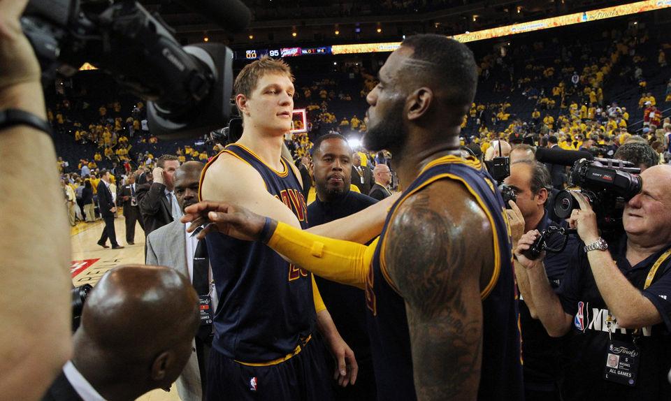 NBA总决赛G2：詹姆斯大三双 骑士加时擒勇士