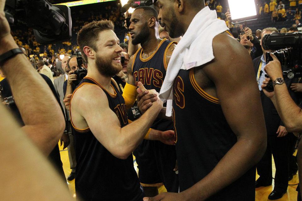 NBA总决赛G2：詹姆斯大三双 骑士加时擒勇士