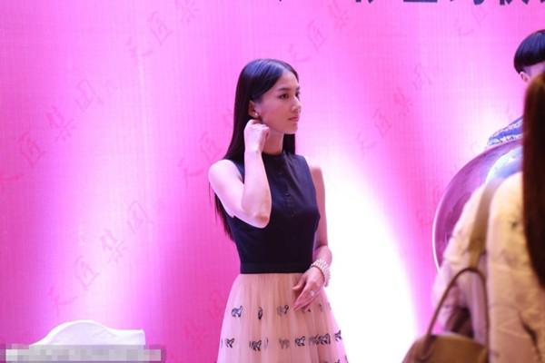 黄圣依身陷“生子风波”后首度亮相 一言不发匆匆离场