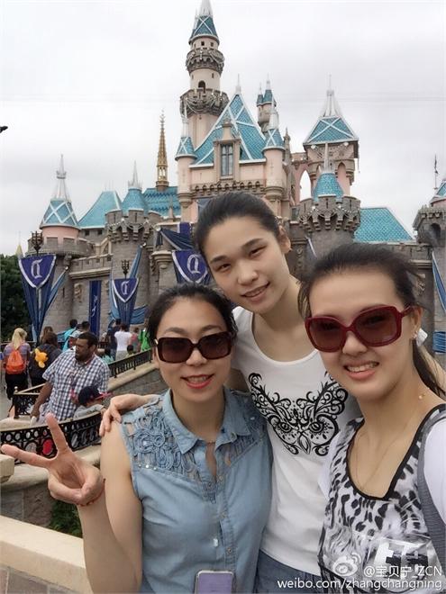 中国女排迪士尼乐园自拍被赞美翻 张常宁卖萌秀长腿