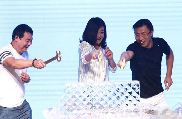 赵薇一身西装亮相显干练 榔头砸冰秒变羞涩美少女