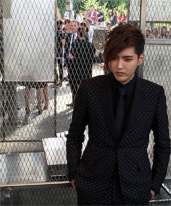 威少巴黎时装周合影EXO前男神吴亦凡 你觉得谁更帅？