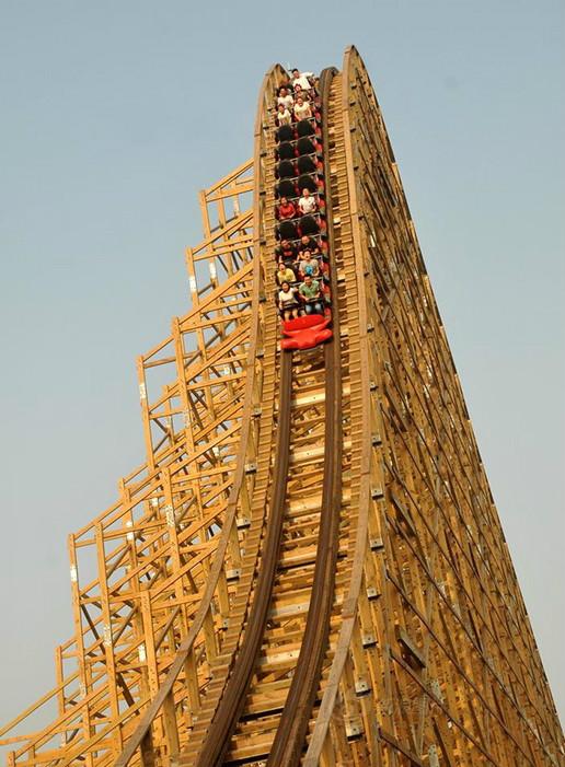 木头做的过山车:91km/h俯冲而下 你敢坐吗?