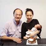 69岁<em>狄龙</em>爱孙满月 媳妇抱女儿与公公温馨合影（图）