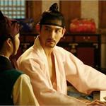 家有熟男初长成：<em>东方</em><em>神</em><em>起</em>沈昌珉宽衣解带露胸肌