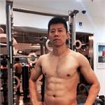 <em>夏</em><em>雨</em>半裸秀性感腹肌 网友调侃：张一山变猛男了！