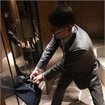 许晋亨公文包被电梯门夹 <em>李嘉欣</em>抓拍老公尴尬一幕