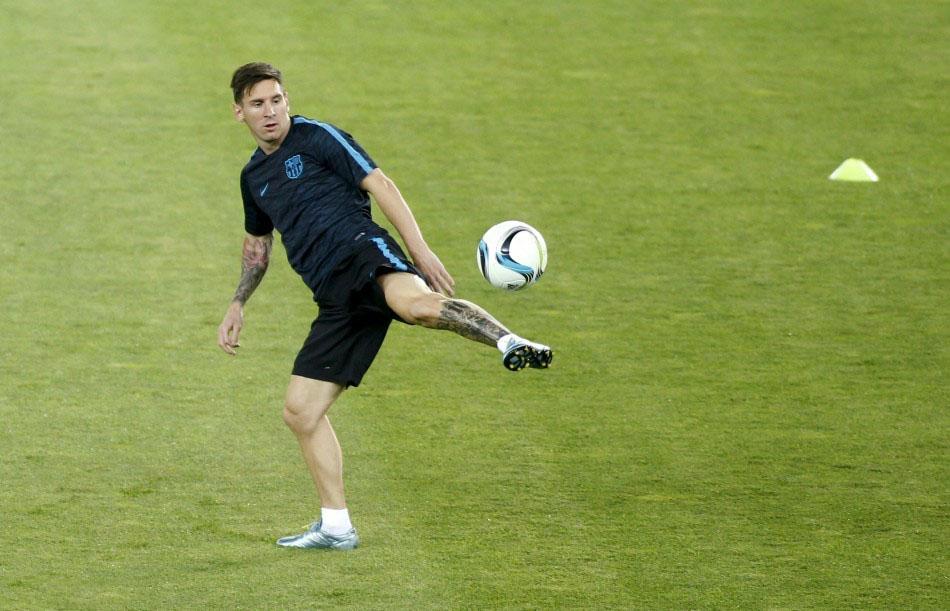 巴萨积极备战欧洲超级杯 梅西颠球秀纹身