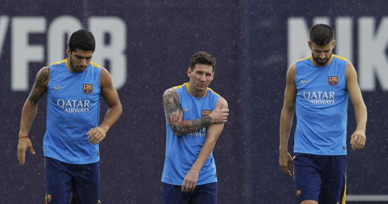 巴萨备战西班牙超级杯：梅西雨中备战 佩德罗露微笑