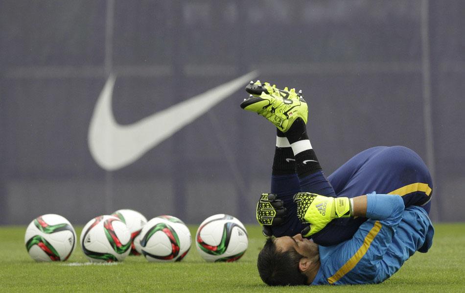 巴萨备战西班牙超级杯：梅西雨中备战 佩德罗露微笑