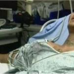 男子将毒蛇绕颈耍酷自拍 惨遭毒蛇狠咬痛失手臂