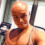 <em>乐</em><em>嘉</em>晒照亮壮硕胸肌 女网友：比我的还大