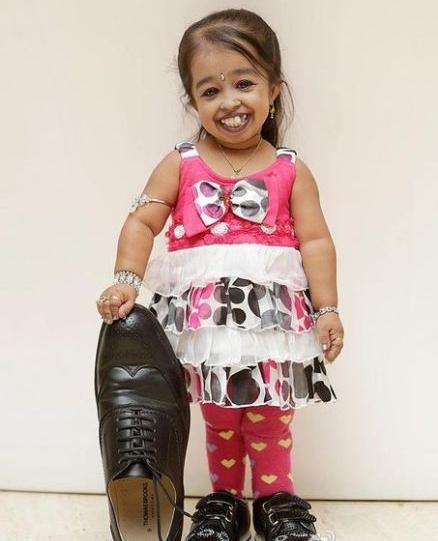 印度19岁女子成世界最矮女子 身高仅62.8厘米