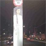 街头广告似<em>午夜凶铃</em> 东莞“白衣女鬼”广告牌吓坏过路司机