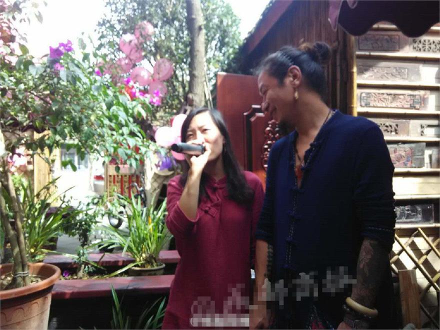 世界那么大女教师结婚 媒体来了不少家人一个没来