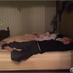 “冻龄女神”张庭晒老公孩子睡觉照片秀恩爱