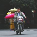 双11交易额破纪录幕后：独臂快递哥送快递 去年双11月入近3万