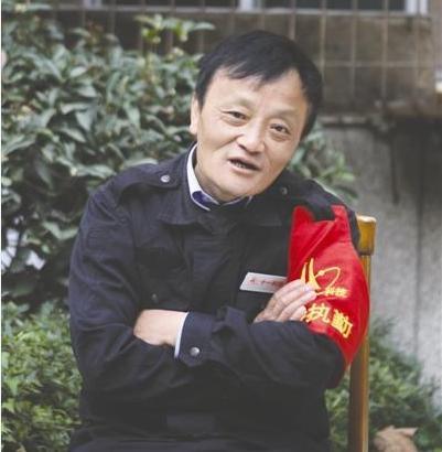 成都一小区门卫长相酷似马云 市民求合影自认比马云好看