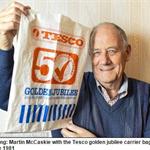一个塑料袋用了34年 英国72岁大爷被评为最环保老人