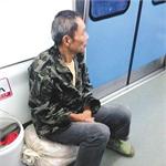 重庆地铁车厢有空位 农民工不肯坐：我不想弄脏别人衣服