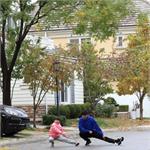 <em>田亮</em>与Cindy晨练 父女两压腿神同步