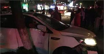 斗气不可取！因发生矛盾 公交连撞8次白色轿车