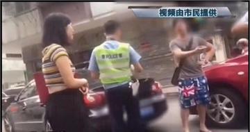 “大把钱哥”走红 不服交警判罚当面撕罚单