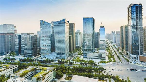 李克强总理在《2015年中国大众创业万众创新发展报告》的序言中提到，&ldquo;大众创业、万众创新&rdquo;是时代的选择，是发展的动力之源，也是富民之道、公平之计、强国之策，它符合全心全意为人民服务这一党的宗旨，符合激发市场活力的客观要求。  全球创业报告显示，中国的创业指数79%，远远高于全球(51%)和亚洲(64%)。2015年，中国平均每天新登记注册的企业达到1.2万户，平均每分钟诞生8家公司。北京、深圳、上海、成都、武汉等各种要素聚集城市的&ldquo;双创&rdquo;成果正在呈现指数级增长。其中，成都作为西部大开发的龙头城市，全国重要的基础电子装备基地、军品电子中心，同时也是全国信息消费的新增长点与强有力助推器。     智能硬件、VR点燃&ldquo;双创&rdquo;热度  智能硬件在经过了2015年的高速增长之后，2016年的智能硬件市场仍然保持上涨的态势，而2015年424亿元的市场规模也将在2016年突破500亿元。2015年，智能硬件热门品类的销量已经破千万，在2016年，还会在智能家居、可穿戴设备的带动下继续增长。     2016年也是VR产业的爆发之年，无论企业还是资本都对VR产业给予了厚望，期望其能够在移动互联网之后带来革命性的突破，掀起新一轮技术主导的商业革命。创业者们更是跃跃欲试，期望在VR领域大展拳脚。     智能硬件的发展已经成为一种必然趋势，随着平台、生态的逐步成型，以及像VR这样的新技术的不断诞生与应用，智能硬件的未来更值得期待，智能硬件市场极有可能成为继移动互联网后下一个入口的新兴行业。  成都领衔西部&ldquo;双创&rdquo;  大数据、云计算和移动互联网的快速发展，使众创、众包、众筹等创意、创业、创造与投资的空间应运而生。统计显示，2015年，&ldquo;互联网+&rdquo;领域吸引了全国超过50%的创业投资资金、70%的天使投资资金。     &ldquo;双创&rdquo;元年，成都就启动了&ldquo;创业天府&rdquo;行动计划，力争到2020年科技企业达到10万家，创客数量突破20万，成功获批&ldquo;国家小微企业创业创新示范基地城市&rdquo;，被誉为全国&ldquo;3+2&rdquo;(北京、上海、深圳+武汉、成都)创业基地城市，被《财富》杂志列入&ldquo;2015年中国十大创业城市&rdquo;，&ldquo;双创&rdquo;工作获得国务院表彰。成都积极打造&ldquo;创业之城、创新之都&rdquo;城市品牌，以创新创业为轴，驱动经济发展新引擎。2015年12月召开的市委十二届六次全会审议通过了 《中共成都市委关于系统推进全面创新改革加快建设具有国际影响力的区域创新创业中心的决定》，首次提出建设具有国际影响力的区域创新创业中心目标。  2016年一季度，成都高新区新增各类科技型中小企业600家，新增高层次创业人才48人，新增大学生创业企业和团队35家，成都菁蓉国际广场入驻孵化器和企业4家。截至2016年4月，成都高新区大学生创业园累计吸引大学生创业项目1064个，带动大学生就业超过6800人，孵化培育年产值500万以上的项目12家，年产值5000万以上的项目2家，年产值亿元以上的项目1家。  西部电子的&ldquo;双创平台&rdquo;  得益于经济的高速发展、巨大的市场潜力、高效的政策服务、良好的国际关系以及宜居的生活环境，成都已经成为众多国内外龙头企业的青睐之地。截至2015年11月底，已有268家世界500强企业落户成都。在&ldquo;一带一路&rdquo;国家战略、长江经济带以及天府新区的发展推动下，越来越多的企业欲赴蓉寻求发展机遇。就在全球各大企业竞相赴蓉之际，成都也相继推出了一系列优惠扶持政策以吸引海内外创客及创业企业，希望将成都打造成世界级的创新创业中心。     不仅如此，成都还拥有一个扎根成都并辐射全国电子信息产业的权威展示平台&mdash;&mdash;中国(成都)电子展。2016年7月14日至16日，2016中国(成都)电子展将在成都世纪城新国际会展中心举办，将以&ldquo;推进智能制造 促进军民融合&rdquo;为主题，推出智能制造、军民融合、电子元器件、测试测量、微波射频、物联网及云应用、智能硬件、创新创业八大核心展区。  2016中国(成都)电子展将在展会3号馆设立1000平米创新创业展区，超过50家创新创业企业将展示内容涵盖智能终端、智能硬件、智慧家居、物联网及移动互联网电子信息产业创新热门内容，全面展示成都及四川地区的创新创业发展成果。菁蓉小镇、智汇青年孵化器、firefly孵化器、菁蓉国际广场、创客邦等超过30家成都本地双创孵化器、产业园区及投资机构将现场展示交流。如果您有创业的想法，又在寻找创业方向和创业的场地，2016中国(成都)电子展将助力你梦想起航。