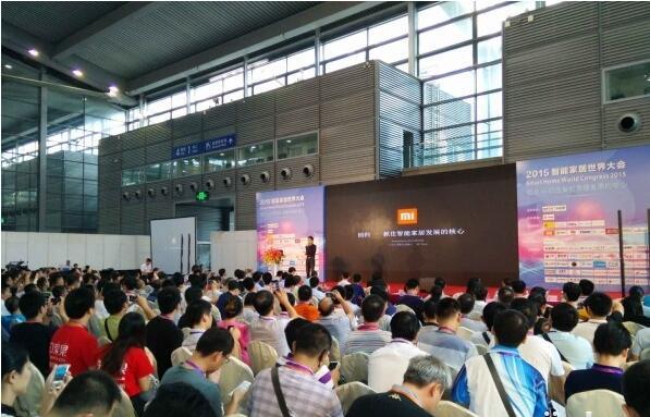 自比尔盖茨的智能豪宅问世以来,吸引了无数人的眼球。而随着有“亚洲小旋风”之称的林志颖在《快乐大本营》上展示自家的智能家居系统,国内随之在消费者群体中刮起了一股智能家居之风。众多企业也在13年、14年纷纷进入智能家居行业,并在15年达到了一个急速增长的爆发期。现在,智能家居行业又有哪些动向?发生了什么样的变化呢? (资料图:2015智能家居世界大会开场) 2016年8月18日,由物联传媒主办、腾讯家居战略合作,并得到了乐智网、智东西、雷锋网、千家网、极果、玩物说、奇笛网、微链等众多行业媒体支持的《2016第三届智能家居世界大会》将在深圳会展中心拉开帷幕,邀请众多行业人士来共同探讨2016年的智能家居行业发展情况以及后续的一些发展方向。 本次大会以“开放·落地——拥抱智能家居新生态”为主题,邀请到了来自智能家居产业联盟、微软、中兴、搜狗、京东、欧瑞博、安居宝、妙联、酷蛙、机智云、云智易、顶固、松堡王国、奥普、大自然、恒洁等联盟与企业的相关负责人莅临现场,与大家一起分析2016年的国际智能家居现状以及思考传统家居行业、平台等该如何迎接潮流,拥抱智能家居新生态。届时,来自智能家居各产业链的不同企业与专家将会带来一场思想的碰撞,给智能家居行业的从业者们从不同的角度带来一些新的启示,共同推动智能家居行业的发展。 (资料图:2015智能家居世界大会上,小米联合创始KK正在发表演讲) 8月18日上午,中国智能家居产业联盟秘书长将会为大家带来中国智能家居市场现状与生态圈的分析,为国内众多智能家居行业的从业者提供一个全面真实的行业剖析,为企业决策者提供更加可靠详实的参考资料,准确的把握市场走向,更好的带领企业走向成功;来自微软与搜狗的负责人将会为大家带来如何通过人工智能、智能语音等技术来助力智能家居产品的“智能化”的方法,破解当前不少智能家居“不智能”的尴尬;来自京东智能的负责人将会给大家从平台与产业链的角度来解开拥抱智能家居新生态的密码。而来自中心通讯的负责人与杭州妙联的CEO将会从商业模式创新与如何快速铺开市场等方面,为企业解决最急迫的市场问题,让企业产品能够在从概念走向落地时,少走弯路,节省时间与成本。 下午,从智能家居单品开始,一路披荆斩棘到智能化场景应用的欧瑞博电子CEO将会为大家分享从单品智能到互联互通的智能化场景发展之路;来自安居宝的负责人将会分享安居宝的率先活在未来的理念;酷蛙电子与机智云的CEO将会为大家分享如何在智能时代做好产品落地与用户口碑,实现市场的爆发式增长;来自云智易的CEO则会从互联互通的技术潮流如何与情感化的家居场景相结合等方面进行分享,给智能家居从业者的产品方向做出一些指引。 (资料图:2015智能家居大会现场,行业人士向演讲嘉宾提问探讨) 会上,腾讯家居还将与物联传媒正式签订战略合作协议,延续之前的良好合作关系并达成更深度的合作内容,同时,也将首次发布由腾讯家居牵头的《中美智能家居行业趋势报告》,全面分析中美智能家居行业发展的阶段与区别,为中国智能家居企业国际化提出一定的指导意义。 会议最后,还将在腾讯家居全国总编张永志的主持下,举办一场别开生面的圆桌论坛,分别由来自传统家居行业的三家企业代表与来自智能家居行业的三家企业代表,围绕“传统家居如何变“智能”、智能家居与传统家居建材如何优势互补、构建智能家居生态圈要先解决什么问题、谁会成为智能家居生态圈的游戏规则制定者、什么样的智能家居才是用户所需要的”等话题,在现场引起一场传统家居企业与智能家居行业企业的头脑风暴,一起来探讨传统家居与智能家居行业携手发展的各种可能。 目前,大会听众报名已经进入尾声,还剩余少量座位,如果您是智能家居行业、传统家居行业等相关产业的从业者或者有志于像智能家居行业发展的人士,不妨来听一听行业先行者的声音,听听他们如何看待智能家居行业的现状与未来,听听他们企业的故事与经验;同时,还能认识更多的同行者,互相交流,共同探讨,一起走上智能家居行业的巅峰。 附大会议程: 报名方式: 一、微信扫一扫报名 二、团体报名致电0755-86227155-830