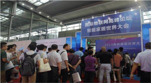 自比尔盖茨的智能豪宅问世以来,吸引了无数人的眼球。而随着有“亚洲小旋风”之称的林志颖在《快乐大本营》上展示自家的智能家居系统,国内随之在消费者群体中刮起了一股智能家居之风。众多企业也在13年、14年纷纷进入智能家居行业,并在15年达到了一个急速增长的爆发期。现在,智能家居行业又有哪些动向?发生了什么样的变化呢? (资料图:2015智能家居世界大会开场) 2016年8月18日,由物联传媒主办、腾讯家居战略合作,并得到了乐智网、智东西、雷锋网、千家网、极果、玩物说、奇笛网、微链等众多行业媒体支持的《2016第三届智能家居世界大会》将在深圳会展中心拉开帷幕,邀请众多行业人士来共同探讨2016年的智能家居行业发展情况以及后续的一些发展方向。 本次大会以“开放·落地——拥抱智能家居新生态”为主题,邀请到了来自智能家居产业联盟、微软、中兴、搜狗、京东、欧瑞博、安居宝、妙联、酷蛙、机智云、云智易、顶固、松堡王国、奥普、大自然、恒洁等联盟与企业的相关负责人莅临现场,与大家一起分析2016年的国际智能家居现状以及思考传统家居行业、平台等该如何迎接潮流,拥抱智能家居新生态。届时,来自智能家居各产业链的不同企业与专家将会带来一场思想的碰撞,给智能家居行业的从业者们从不同的角度带来一些新的启示,共同推动智能家居行业的发展。 (资料图:2015智能家居世界大会上,小米联合创始KK正在发表演讲) 8月18日上午,中国智能家居产业联盟秘书长将会为大家带来中国智能家居市场现状与生态圈的分析,为国内众多智能家居行业的从业者提供一个全面真实的行业剖析,为企业决策者提供更加可靠详实的参考资料,准确的把握市场走向,更好的带领企业走向成功;来自微软与搜狗的负责人将会为大家带来如何通过人工智能、智能语音等技术来助力智能家居产品的“智能化”的方法,破解当前不少智能家居“不智能”的尴尬;来自京东智能的负责人将会给大家从平台与产业链的角度来解开拥抱智能家居新生态的密码。而来自中心通讯的负责人与杭州妙联的CEO将会从商业模式创新与如何快速铺开市场等方面,为企业解决最急迫的市场问题,让企业产品能够在从概念走向落地时,少走弯路,节省时间与成本。 下午,从智能家居单品开始,一路披荆斩棘到智能化场景应用的欧瑞博电子CEO将会为大家分享从单品智能到互联互通的智能化场景发展之路;来自安居宝的负责人将会分享安居宝的率先活在未来的理念;酷蛙电子与机智云的CEO将会为大家分享如何在智能时代做好产品落地与用户口碑,实现市场的爆发式增长;来自云智易的CEO则会从互联互通的技术潮流如何与情感化的家居场景相结合等方面进行分享,给智能家居从业者的产品方向做出一些指引。 (资料图:2015智能家居大会现场,行业人士向演讲嘉宾提问探讨) 会上,腾讯家居还将与物联传媒正式签订战略合作协议,延续之前的良好合作关系并达成更深度的合作内容,同时,也将首次发布由腾讯家居牵头的《中美智能家居行业趋势报告》,全面分析中美智能家居行业发展的阶段与区别,为中国智能家居企业国际化提出一定的指导意义。 会议最后,还将在腾讯家居全国总编张永志的主持下,举办一场别开生面的圆桌论坛,分别由来自传统家居行业的三家企业代表与来自智能家居行业的三家企业代表,围绕“传统家居如何变“智能”、智能家居与传统家居建材如何优势互补、构建智能家居生态圈要先解决什么问题、谁会成为智能家居生态圈的游戏规则制定者、什么样的智能家居才是用户所需要的”等话题,在现场引起一场传统家居企业与智能家居行业企业的头脑风暴,一起来探讨传统家居与智能家居行业携手发展的各种可能。 目前,大会听众报名已经进入尾声,还剩余少量座位,如果您是智能家居行业、传统家居行业等相关产业的从业者或者有志于像智能家居行业发展的人士,不妨来听一听行业先行者的声音,听听他们如何看待智能家居行业的现状与未来,听听他们企业的故事与经验;同时,还能认识更多的同行者,互相交流,共同探讨,一起走上智能家居行业的巅峰。 附大会议程: 报名方式: 一、微信扫一扫报名 二、团体报名致电0755-86227155-830