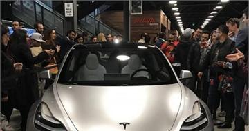 特斯拉Model 3实车亮相：外观酷炫 内饰简单连仪表盘都没