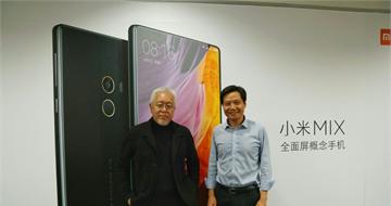 雷军晒和偶像合影 背景很抢眼：是大写的小米MIX