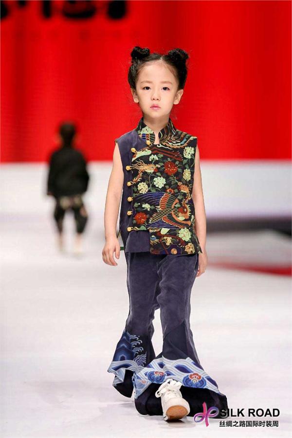 北京奥运会晚礼设计师亮相丝绸之路国际时装周