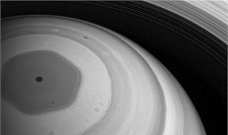 土星北极出现巨大的六边形图案 这个六边形气流之下到底隐藏着什么？