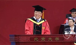 北大校长<em>郝平</em>在2019年毕业典礼上讲话：做永远向上的青年