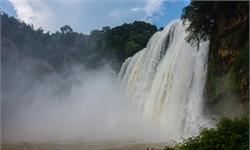 龙卷风杰作！丹麦反重力瀑布惊呆游客 逆流“爬”上470米高海崖