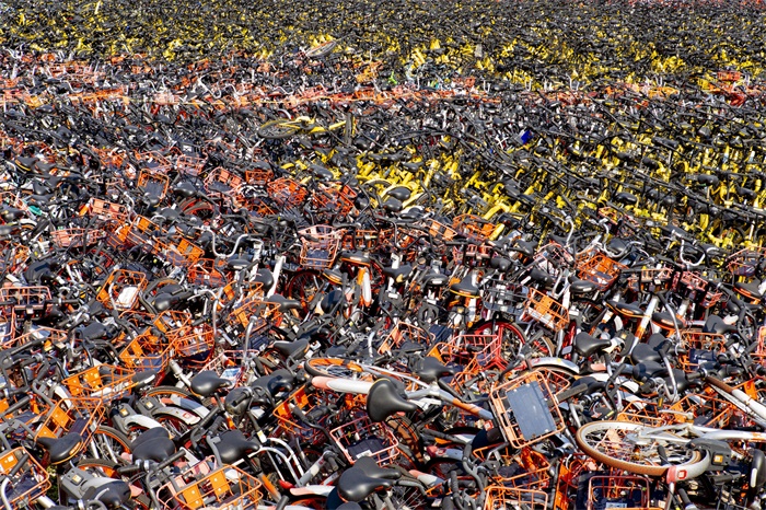 哈尔滨市区出现共享单车坟场，场内共享单车数量大概有数万辆