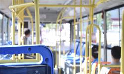 一人感染23人！新研究重磅揭示：公交车如何成为新冠病毒传播重灾区