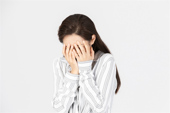 悲观主义泛指对宇宙,社会,人生悲观失望的态度,观点和理论,源于拉丁文