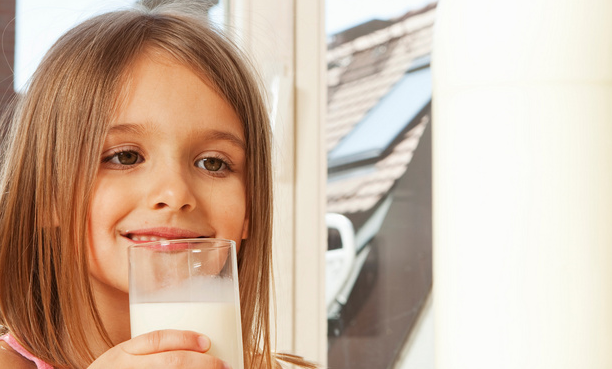 新研究：不想小孩食物过敏，母亲可以多喝点牛奶